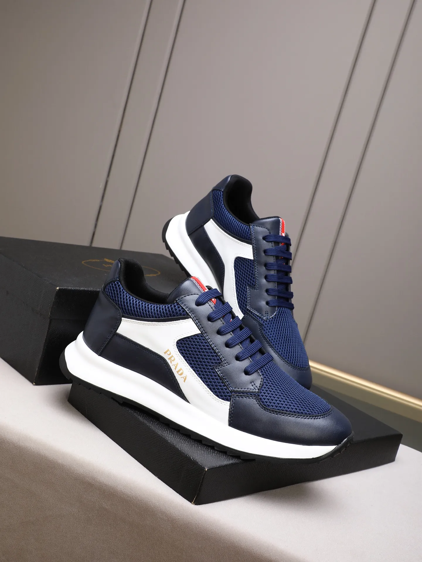 Men's shoes 💰460 Prada/Prada's new men's casual sports shoes, low-top lace-up sports shoes, fashionable and generous style, made of first-layer cowhide stitching and breathable mesh, soft, comfortable and breathable, tongue letter LOGO, finely crafted details, lightweight foam sole, fashionable and versatile! Size: 38-44 (45 customized)